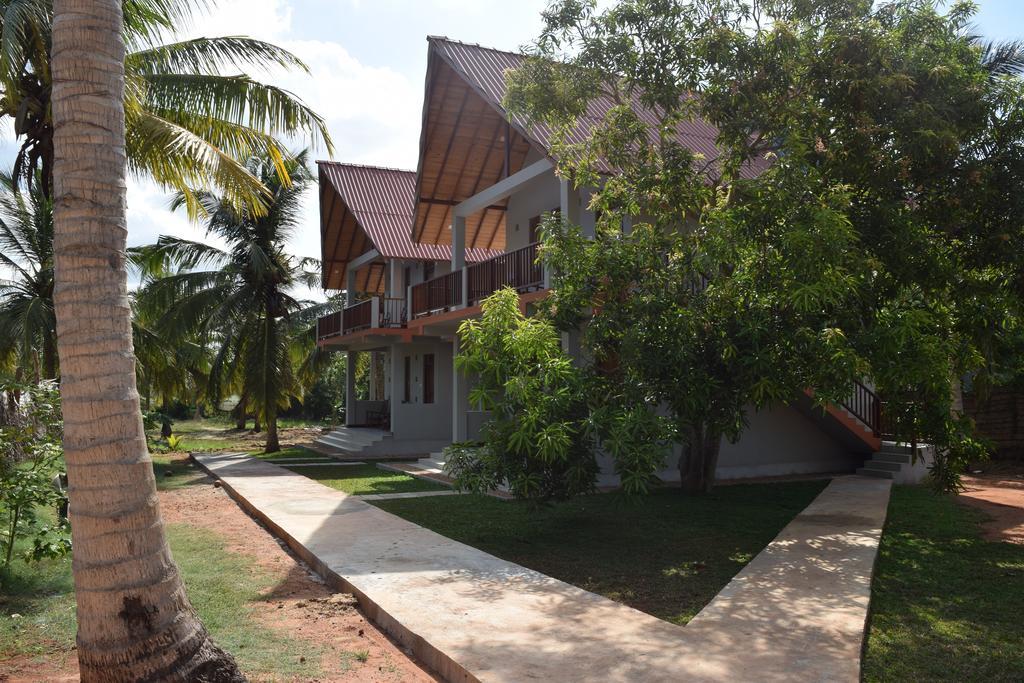 The Coconut Gardens Hotel & Restaurant Tissamaharama Exterior photo